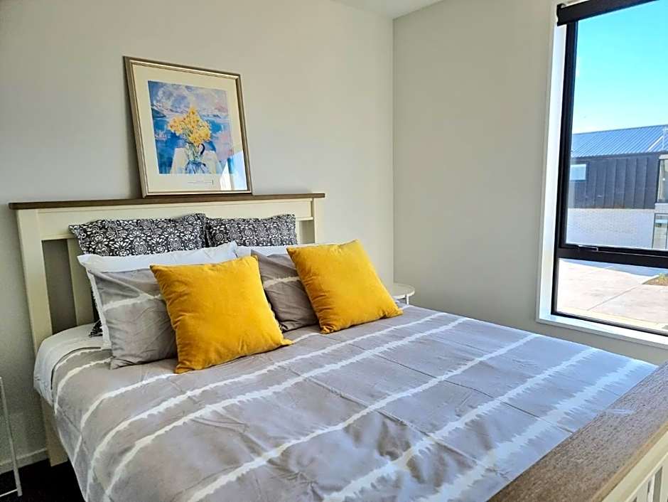 Addington townhouse with carpark 8mins walk to Hagley park south