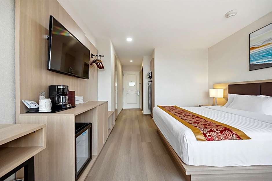 Ramada by Wyndham Flushing Queens