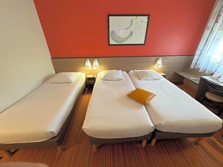 Triple Room ( three single beds)