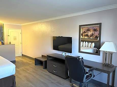 King Room with Roll-In Shower - Mobility/Hearing Accessible - Non-Smoking