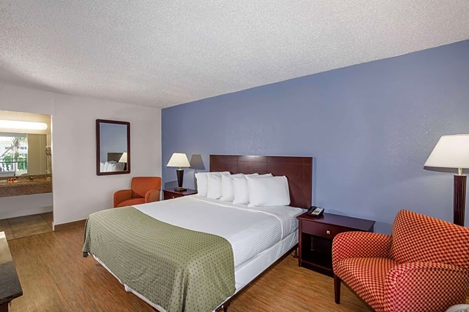 Days Inn by Wyndham St. Petersburg / Tampa Bay Area