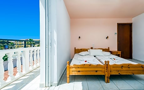 Top Floor One Bedroom Apartment Sreet View