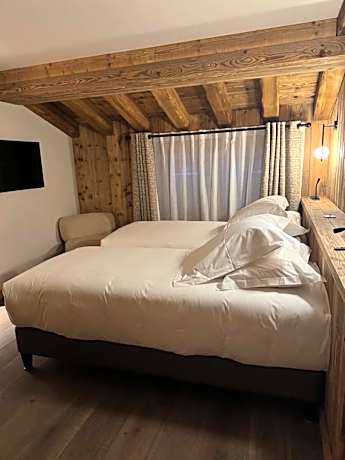 Three-Bedroom Deluxe Apartment