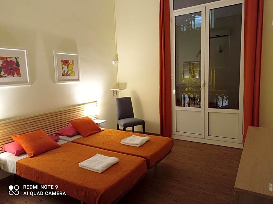 Barcelona Central Garden Hostal