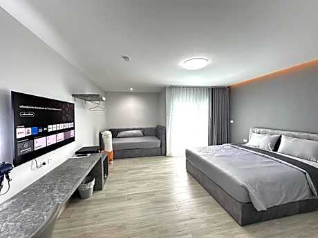 Deluxe with Pool Access