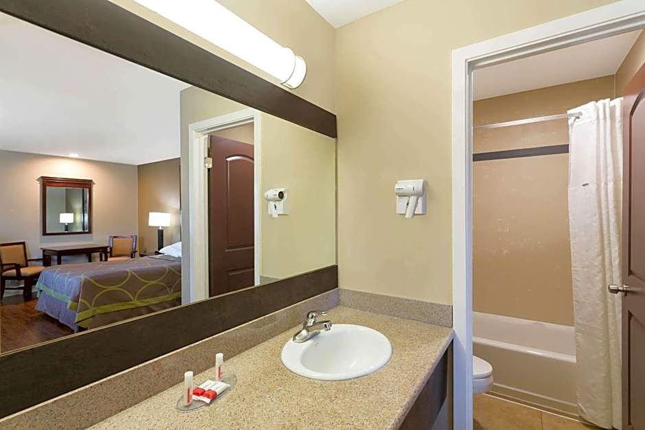 Super 8 by Wyndham Martinez