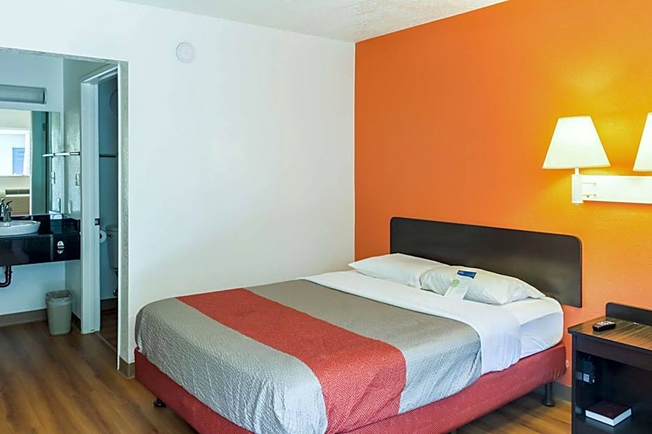 Motel 6-Bakersfield, CA - East