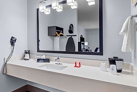 2 Queen Mobility Accessible Bathtub Microwave And Mini-Refrigerator Non-Smoking Full Breakfast