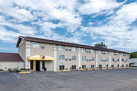 Super 8 by Wyndham Watertown