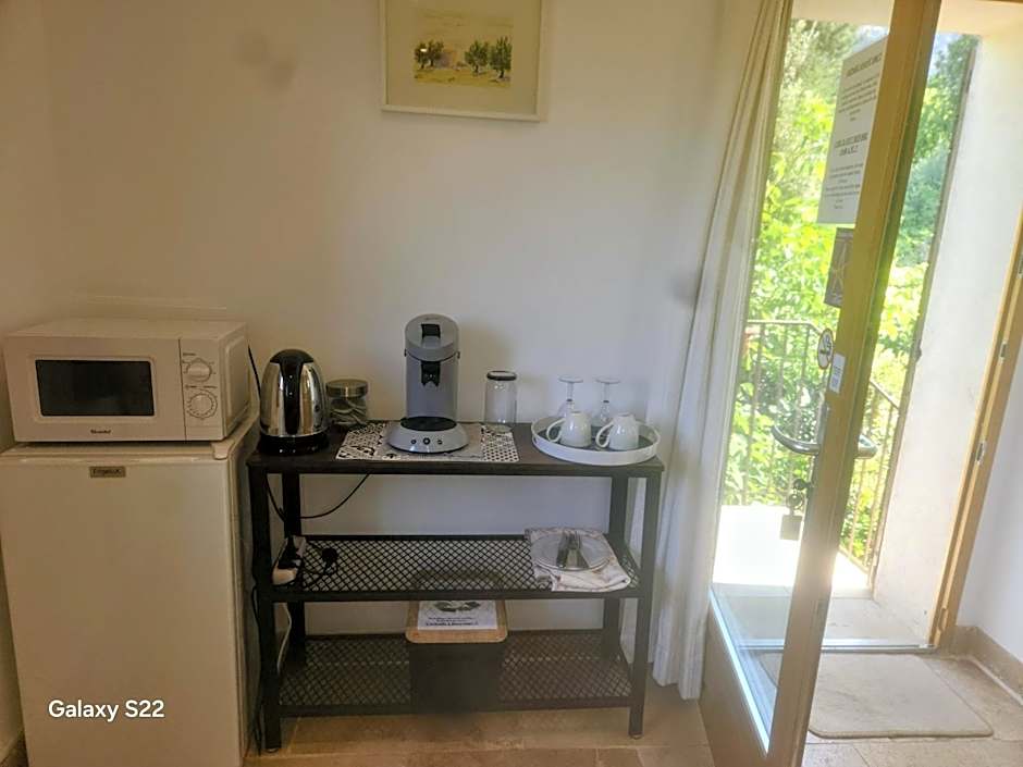 "Les Lauriers" chambre indépendante climatisée avec terrasse et parking privée