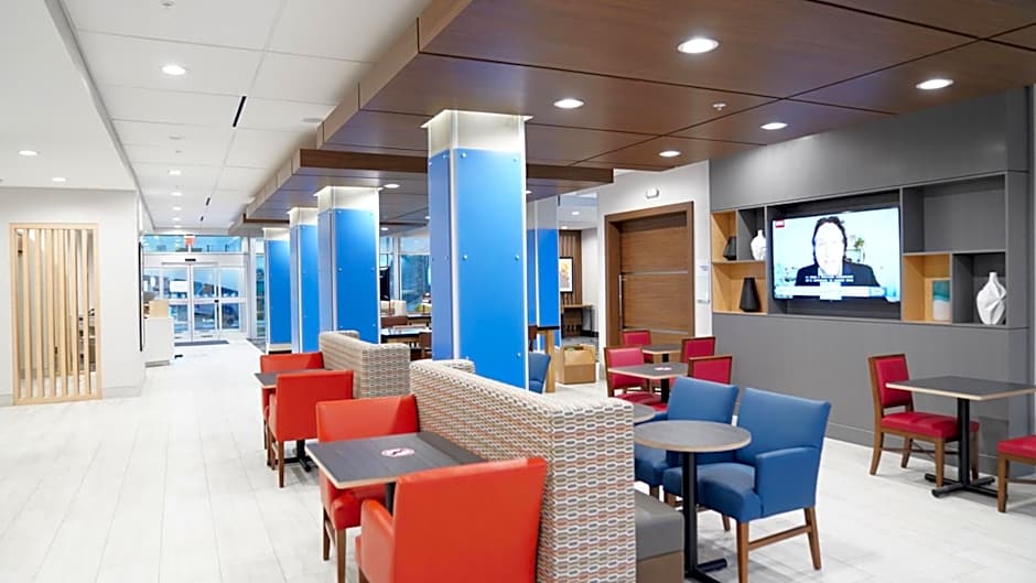 Holiday Inn Express & Suites Dallas Market Ctr - Love Field By IHG