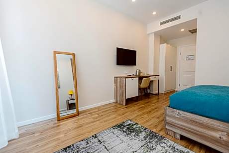 Queen Room with Garden View