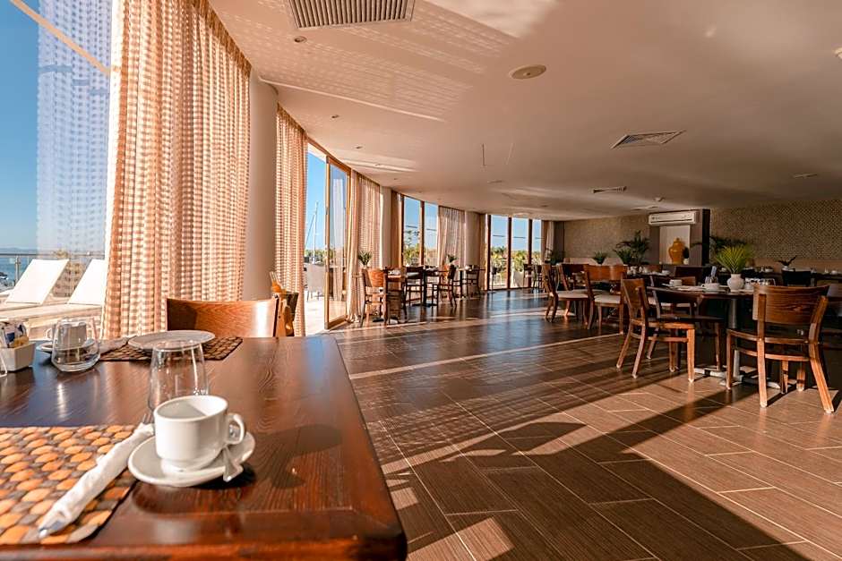 The Bannister Hotel & Yacht Club