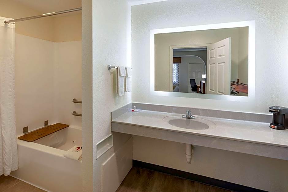 Baymont by Wyndham Biloxi Ocean Springs