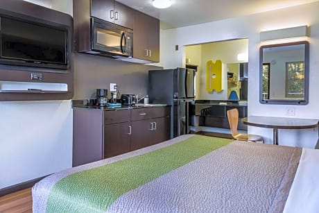 1 King Bed | Non-Smoking, Kitchen