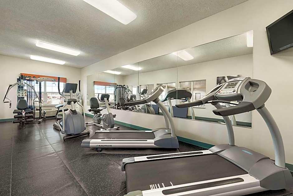 Country Inn & Suites by Radisson, Kansas City at Village West, KS