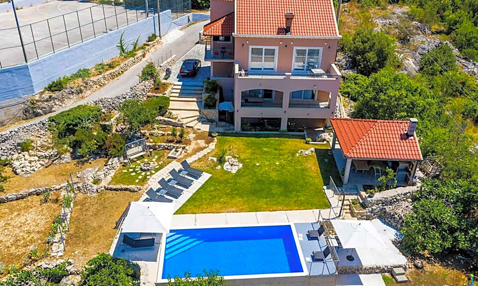 Villa Majkovica - 4 Bedroom Villa with Private Pool & En-Suite Bathrooms & Parking