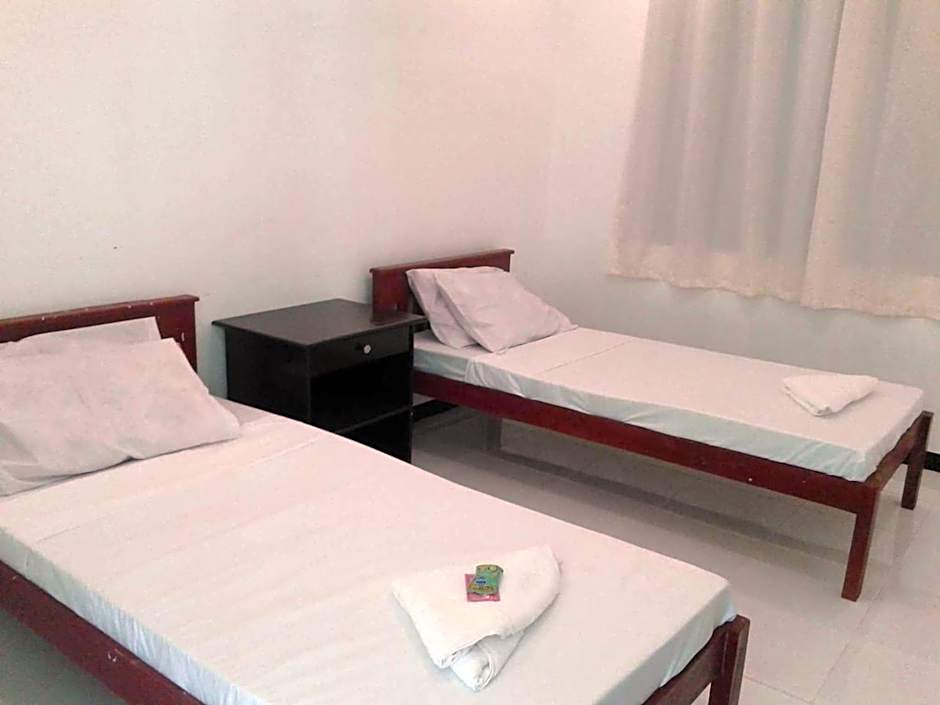 Luna Oslob Travellers Inn