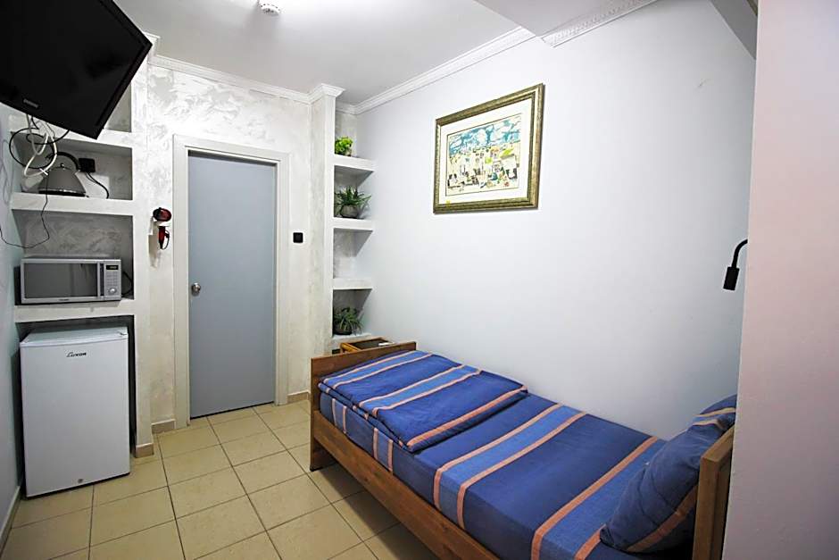 Photo 1 of 5 of Single Room