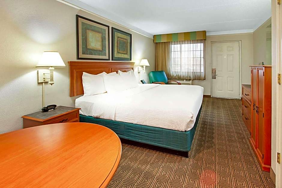 La Quinta Inn & Suites by Wyndham Albuquerque Airport
