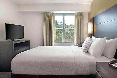 Mobility Accessible Two Bedroom Suite - Queen in Each - Tub