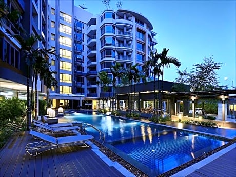 Locals Bangkok Siamese Nang Linchee