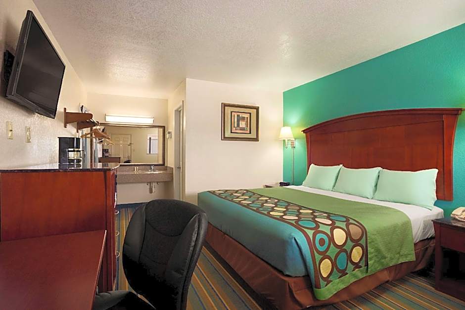 Super 8 by Wyndham Pleasanton