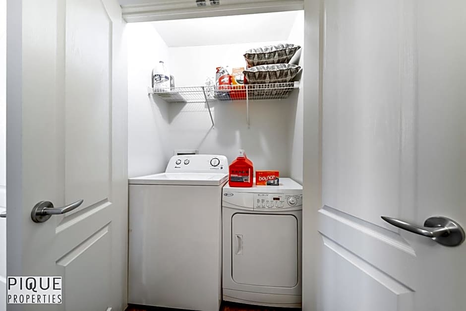 Stunning Modern Suite - King Bed - Free Parking & Netflix - Fast Wi-Fi - Long Stays Welcome