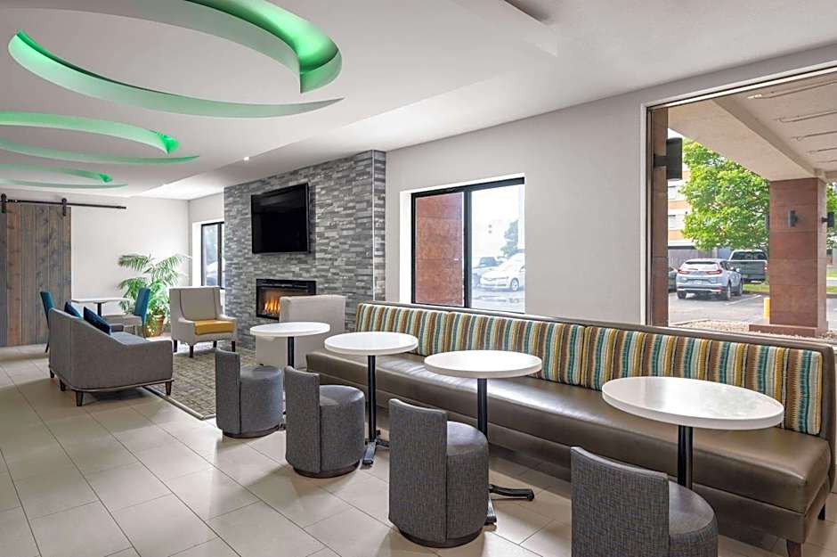 La Quinta Inn & Suites by Wyndham Indianapolis Airport Executive