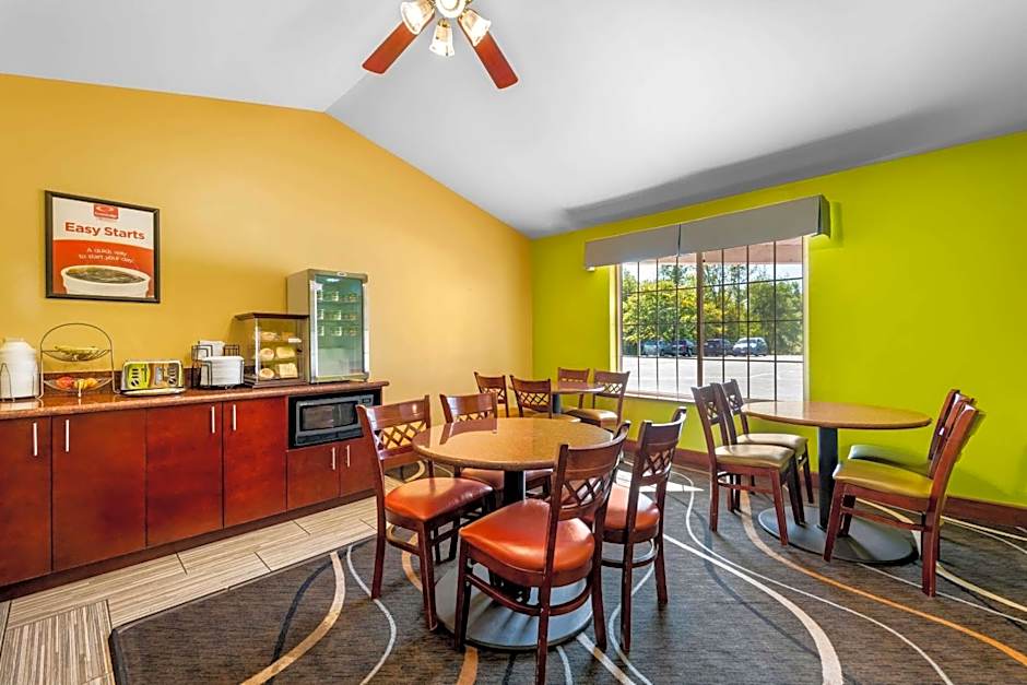 Econo Lodge Inn and Suites Eau Claire