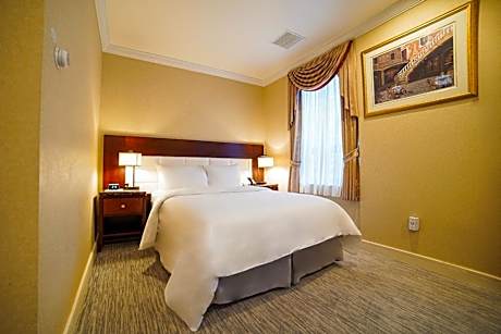 Deluxe Queen Room