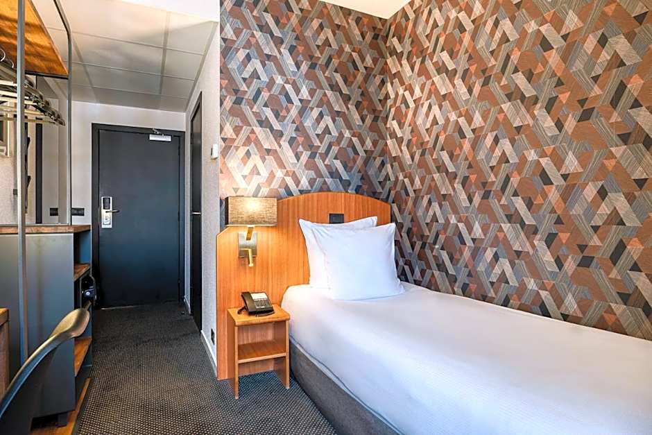 Aris Grand Place Hotel