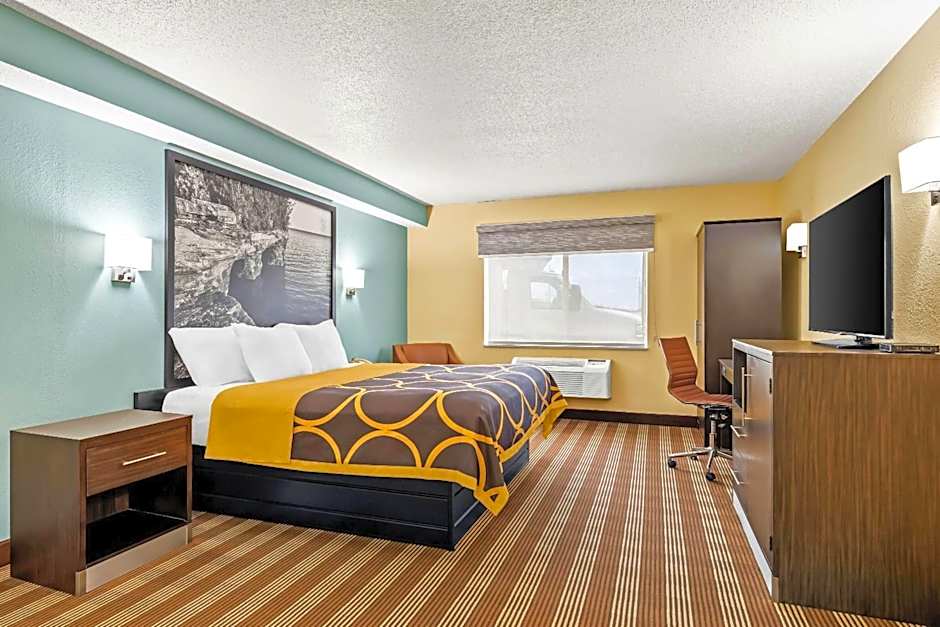 Super 8 by Wyndham Osseo WI