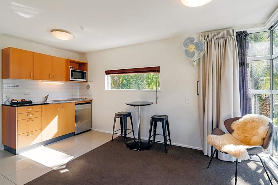Sumner Bay Motel