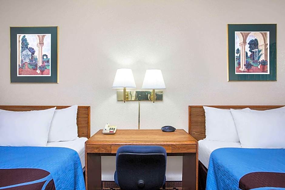 Super 8 by Wyndham Douglas