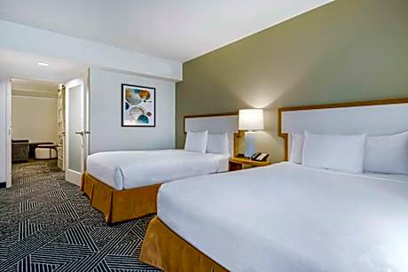 2qn 1 bdrm crnr ste-cityvm Breakfast