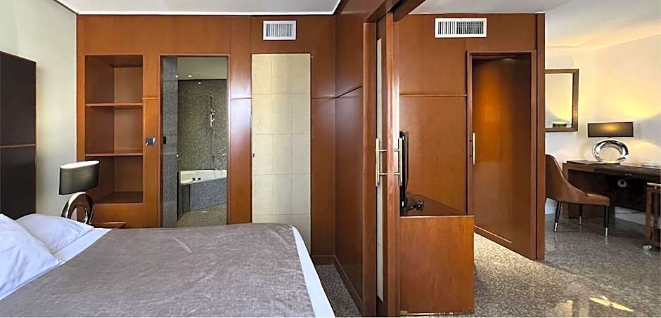Goldstar Resort & Suites