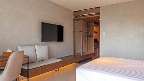Deluxe Room Pool View