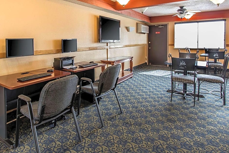 Econo Lodge  Inn & Suites Clinton