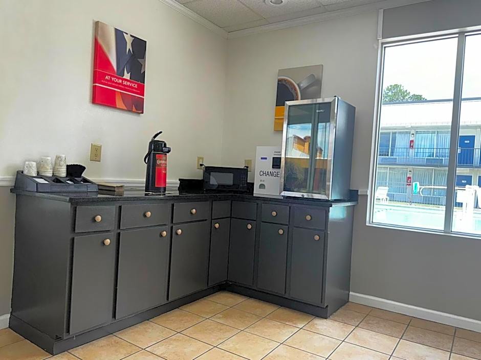 Motel 6-Tifton, GA