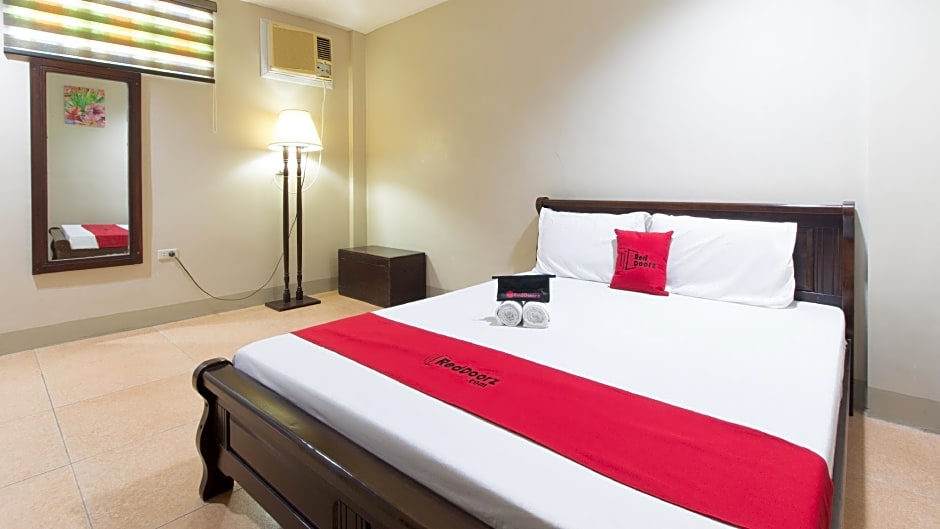 RedDoorz @ Teofila Lodge