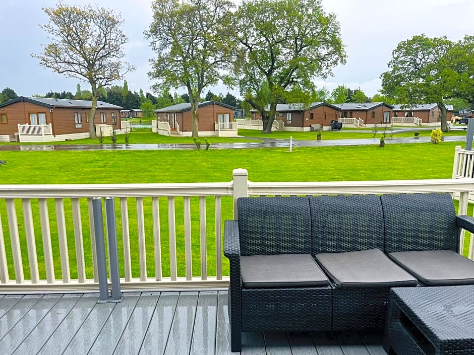 Moore Lodge with Hot Tub