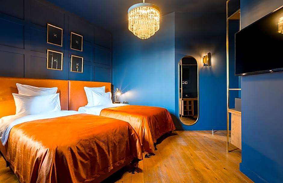 Zorba&Bond Hotel on the 8th