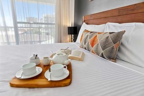 Deluxe One-Bedroom Apartment