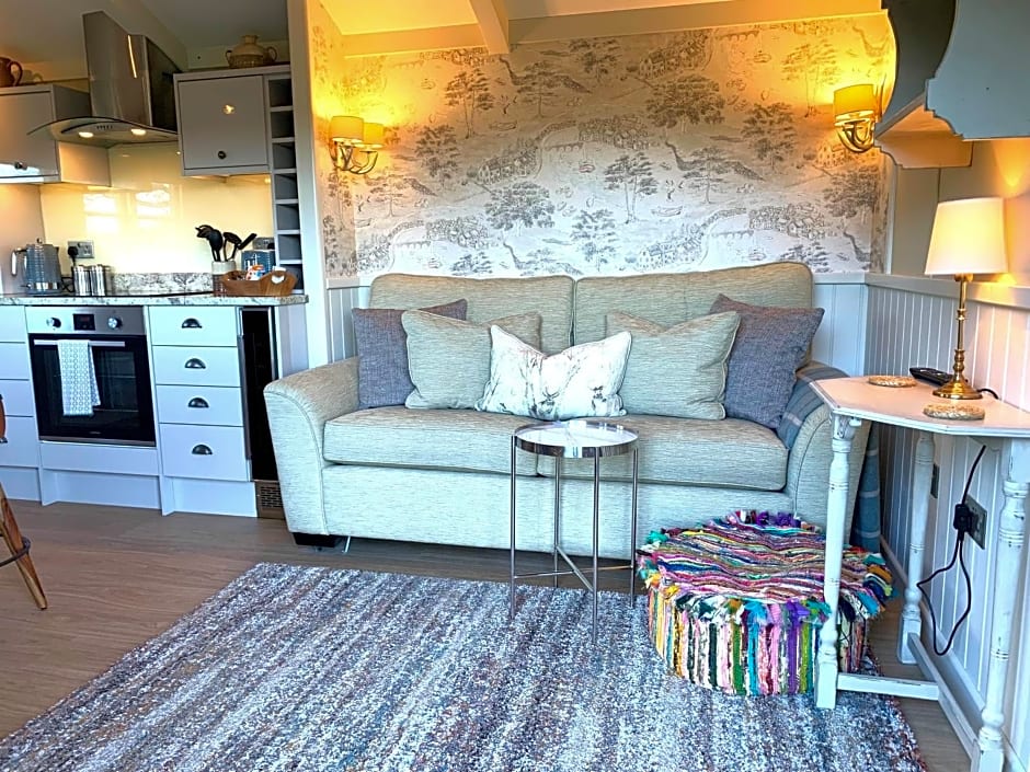 Luxury Shepherds Hut with Superb Views & Fire Pit & walking distance to a superb Gastro Pub