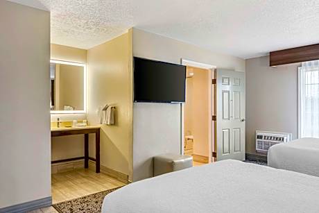 Accessible - 2 Queen Mobility Accessible Roll In Shower Microwave Fridge Wi-Fi NSMK Full Breakfast