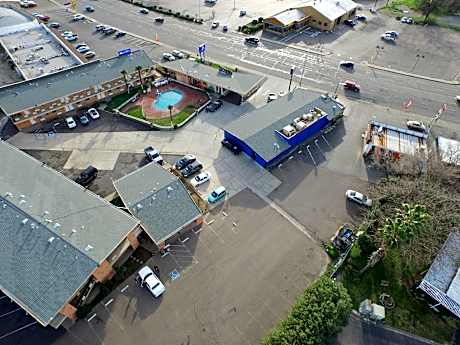 The River Inn & Suites