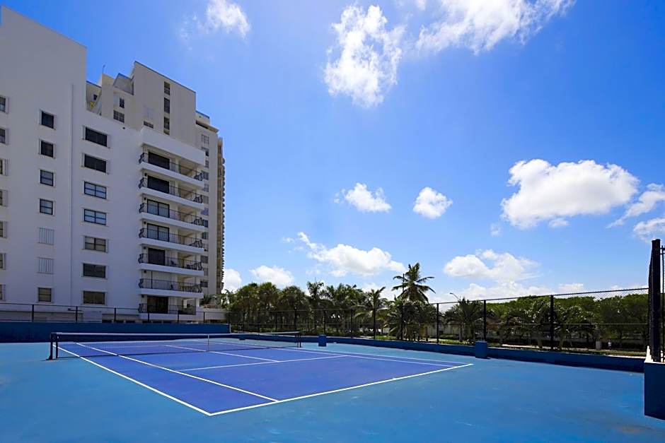 Photo 1 of 83 of Newpoint Miami Beach Apartments