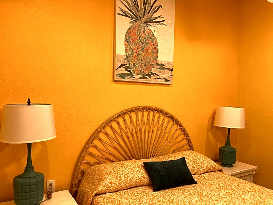 3Gulls Inn Ozona-Boutique Hotel-Steps from Restaurants & Brewery-SwimSpa Pool-Pet Friendly