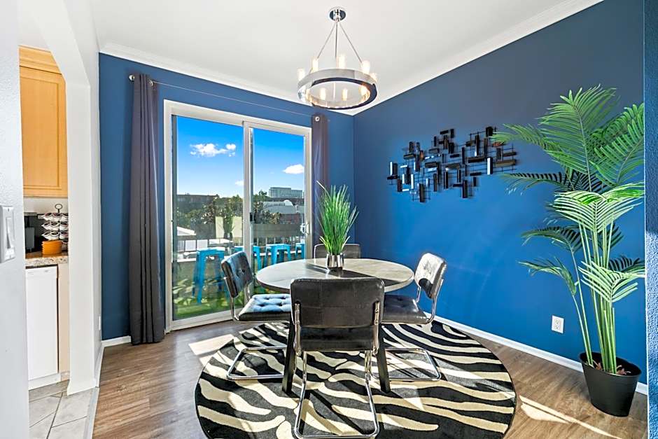 Beverly Hills Penthouse 2 BR Apt with Parking 407
